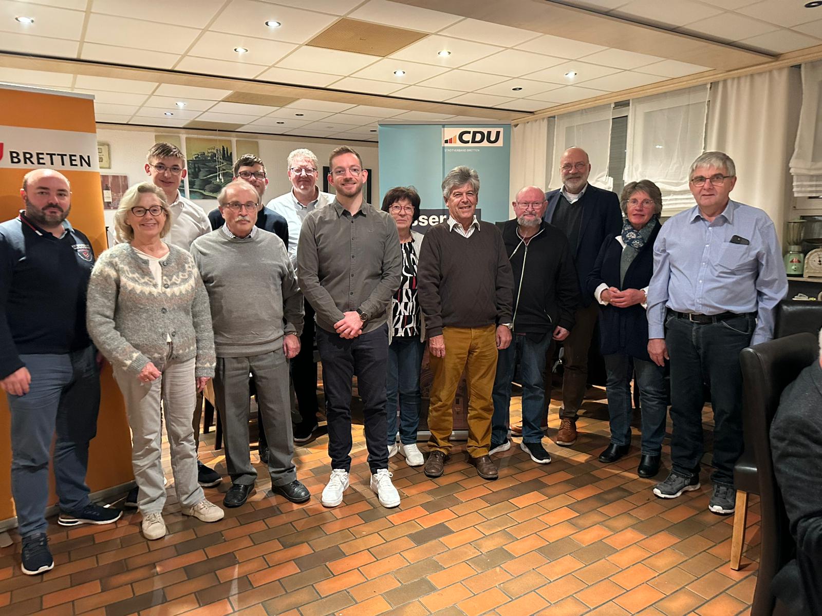 Der neue Vorstand: v.l.n.r. Christoph Glck, Barbara Sellin, Simon Merl, Dr. Gnther Gau, Michael Bubnjar, Frank Kremser, Daniel Kler, Ute Thumm, Klaus Strau, Martin Bauer, Prof. Dr. Christoph Hilgers, Waltraud Gnter-Best, Martin Kern